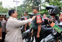 Menteri Pertahanan RI Prabowo Subianto menyaksikan penyerahan bantuan motor di Koramil 1408 Mamajang. (Dok. Tim Media Prabowo Subianto)