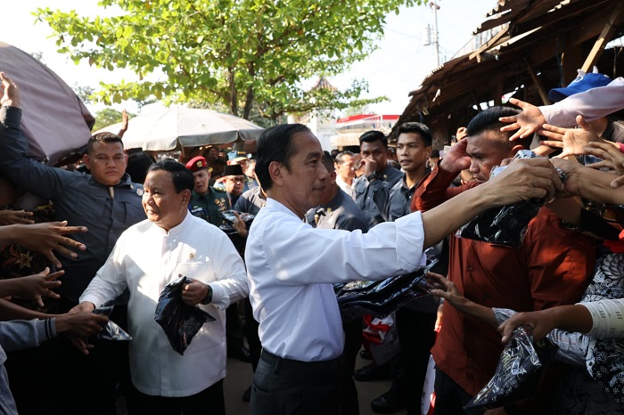Menteri Pertahanan Prabowo Subianto mendampingi Presiden Joko Widodo (Jokowi) blusukan ke Pasar Grogolan, Pekalongan. (Dok. Tim Media Prabowo Subianto)