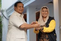 Ketua Umum Partai Gerindra Prabowo Subianto menyambut kehadiran putri almarhum Presiden keempat RI Abdurrahman Wahid atau Gus Dur, Yenny Wahid. (Dok. Tim Media Prabowo Subianto)

