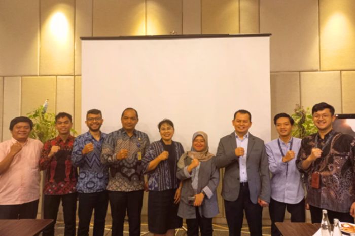 Anggota Komisioner BNSP, Amilin, memenuhi undangan Direktur Perundingan Perdagangan Jasa Kementerian Perdagangan RI, Basaria Tiara L. Gaol, dalam pembahasan tentang penyusunan jawaban pertanyaan terkait proposal Movement of Natural Persons (MNP) dan pembahasan usulan Indonesia atas skema Working Holiday Visa (WHV) yang dilaksanakan di Double Tree by Hilton Jakarta (28/12/23). (Doc.BNSP)