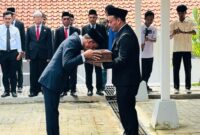 Wakil Bupati Bogor Ade Ruhandi hari ini memimpin prosesi pengembalian Sang Saka Merah Putih dari Pendopo Bupati di Cibinong ke Pendopo Bupati Pertama yang terletak di Malasari. (Dok. bogorkab.go.id)