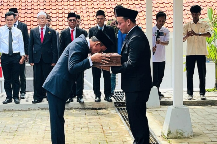 Wakil Bupati Bogor Ade Ruhandi hari ini memimpin prosesi pengembalian Sang Saka Merah Putih dari Pendopo Bupati di Cibinong ke Pendopo Bupati Pertama yang terletak di Malasari. (Dok. bogorkab.go.id)