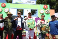 Bupati Bogor, Rudy Susmanto, melepasliarkan burung elang jenis elang tikus di kawasan Gunung Halimun Salak. (Dok. bogorkab.go.id)