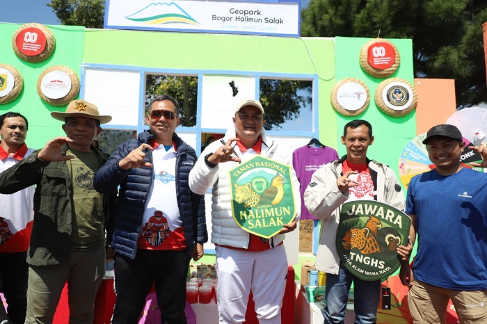 Bupati Bogor, Rudy Susmanto, melepasliarkan burung elang jenis elang tikus di kawasan Gunung Halimun Salak. (Dok. bogorkab.go.id)