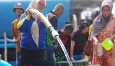 Distribusi 203.400 liter air bersih dilakukan secara bertahap berdasarkan pemetaan wilayah paling terdampak kekeringan untuk memastikan bantuan menjangkau seluruh warga yang membutuhkan. (Dok. Dinsos Kabupaten Bogor)